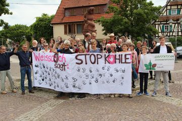 Das Bild die Aktionsteilnehmer vor dem Banner mit der Forderung Stop Kohle.