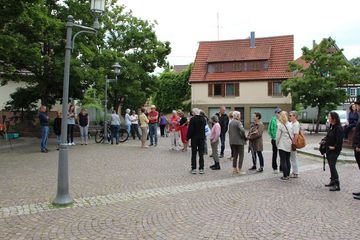 Das Bild zeigt wie sich immer mehr Menschen auf dem Weissacher Marktplatz zur Aktion Stop Kohle einfinden.